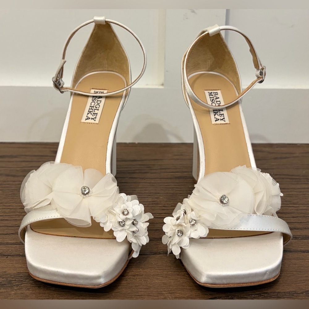 Badgley Mischka White Joanna Ankle Strap Sandal NWOB Size 8.5 - Picture 3 of 10